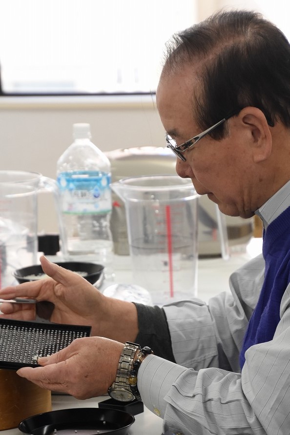 鈴木が実際に検査をする様子